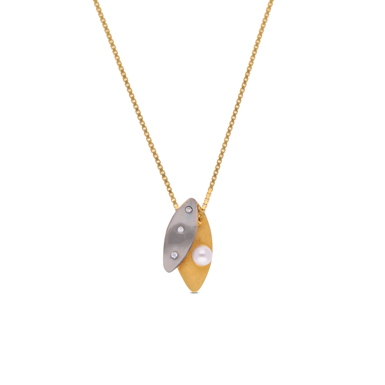Modern Gold Chain Pendant with White Cubic Zirconia & Cultured Pearl – A Contemporary Elegance
