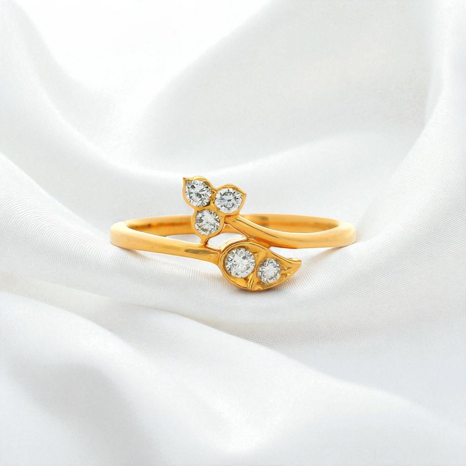 Elegant Diamond Bloom Gold Ring ? Graceful Contemporary Jewellery
